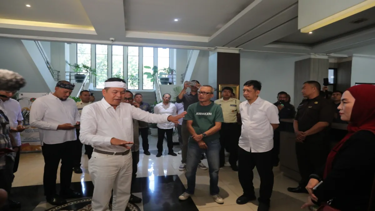 Tinjau Pelaksanaan SPMB, Dedi Mulyadi Imbau Orang Tua Murid Tetap Tenang