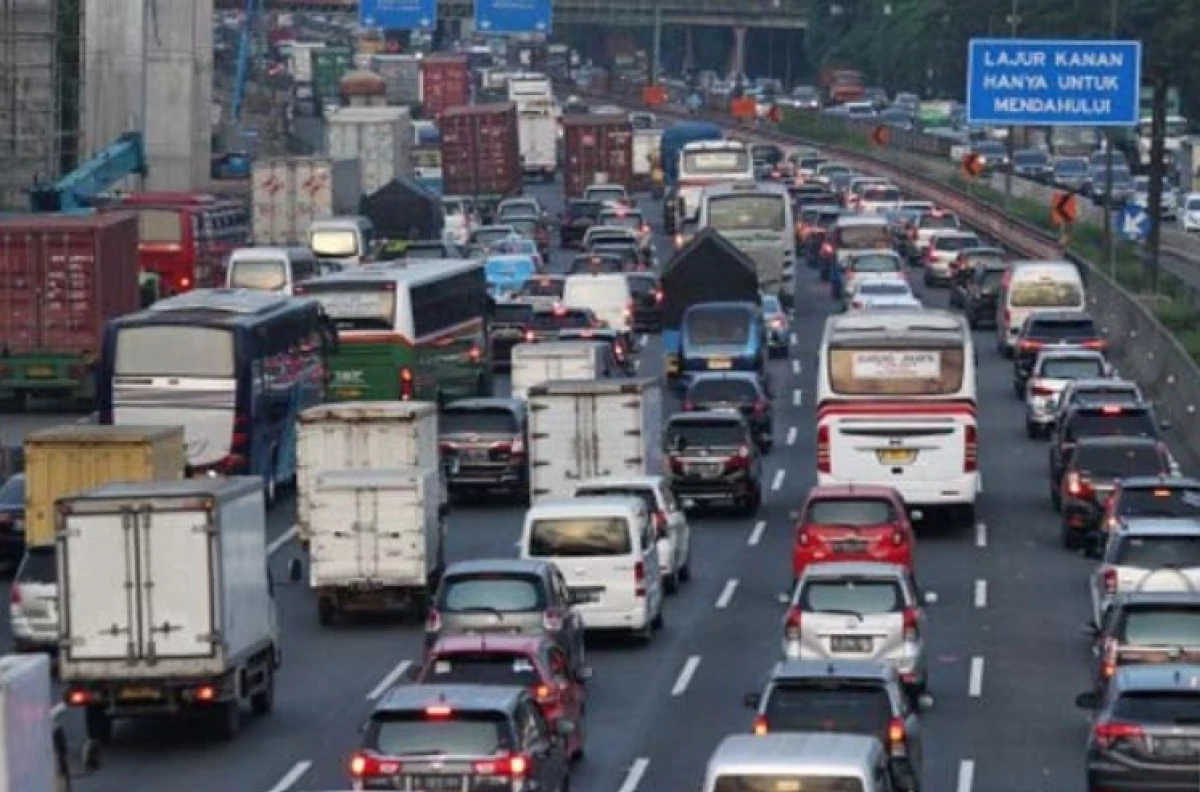 Puncak Arus Mudik 2024: Kepadatan Kendaraan Mendominasi Jalan Tol!
