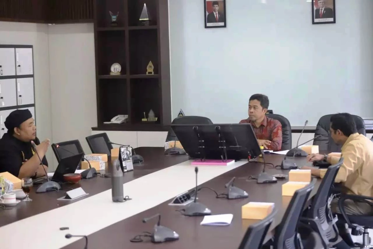 Komisi A DPRD Kota Bandung Terima Audiensi Paskibar Laskar Kiansantang Terkait Reklame