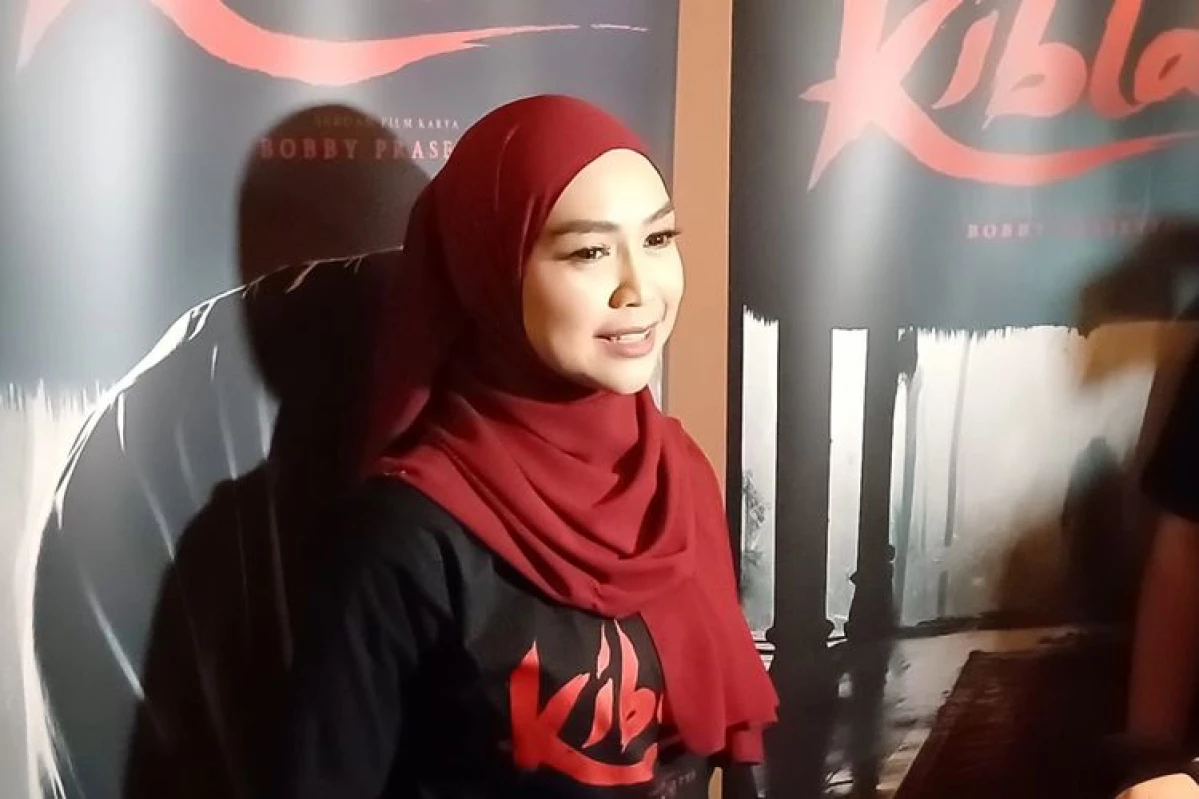 Ria Ricis Lakukan "Kayang Koprol" Dalam Film Kiblat Bersama Yasmin Napper dan Arbani Yasiz
