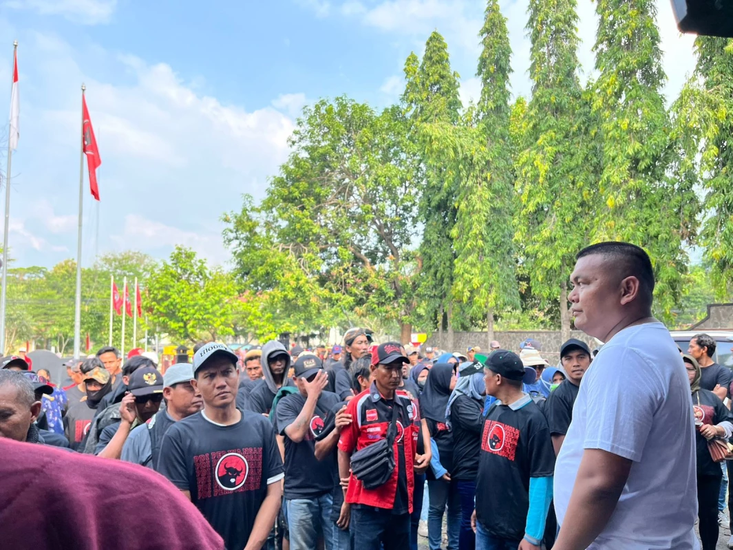 Bersama Relawan, Niko Rinaldo Geruduk Kantor DPC PDIP, Ada Apa?