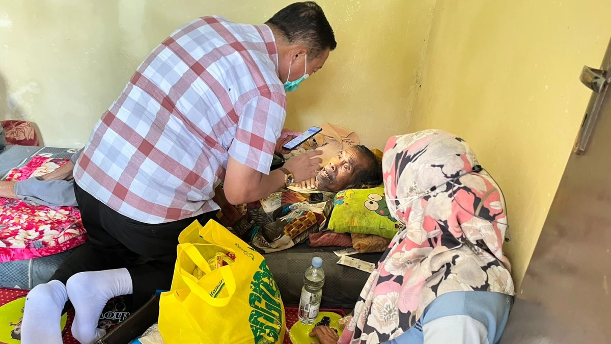 Kakek Sebatangkara di Curugagung Memprihatinkan, Kadinkes Lakukan Pemeriksaan Langsung