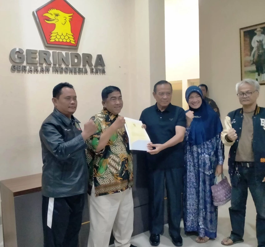 Orang Tua Ambilkan Formulir Pendaftaran, Gina Daftar Calon Bupati Karawang dari Gerindra