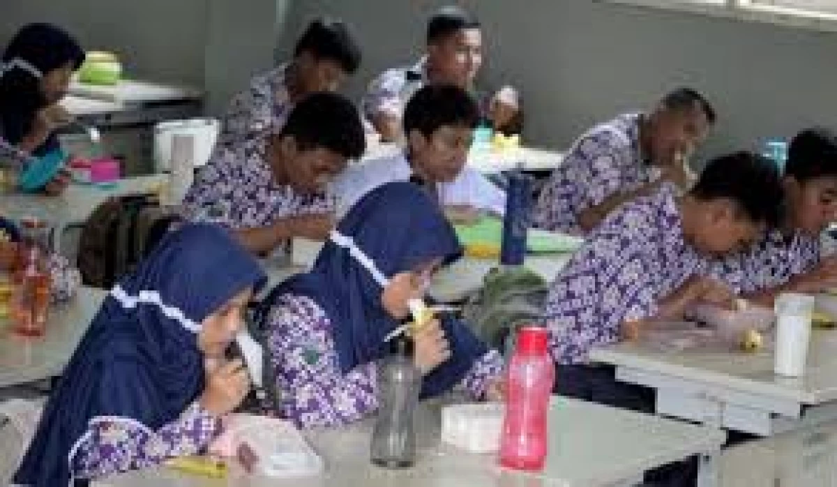 Kontroversi Apakah Benar Makan Siang Gratis dari Dana BOS?