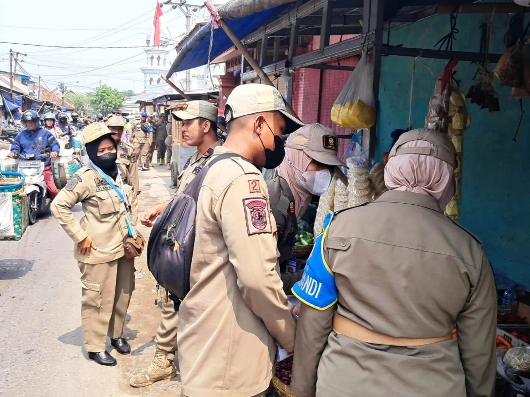Puluhan PKL di Cilamaya Bojong Ditertibkan SatPol PP