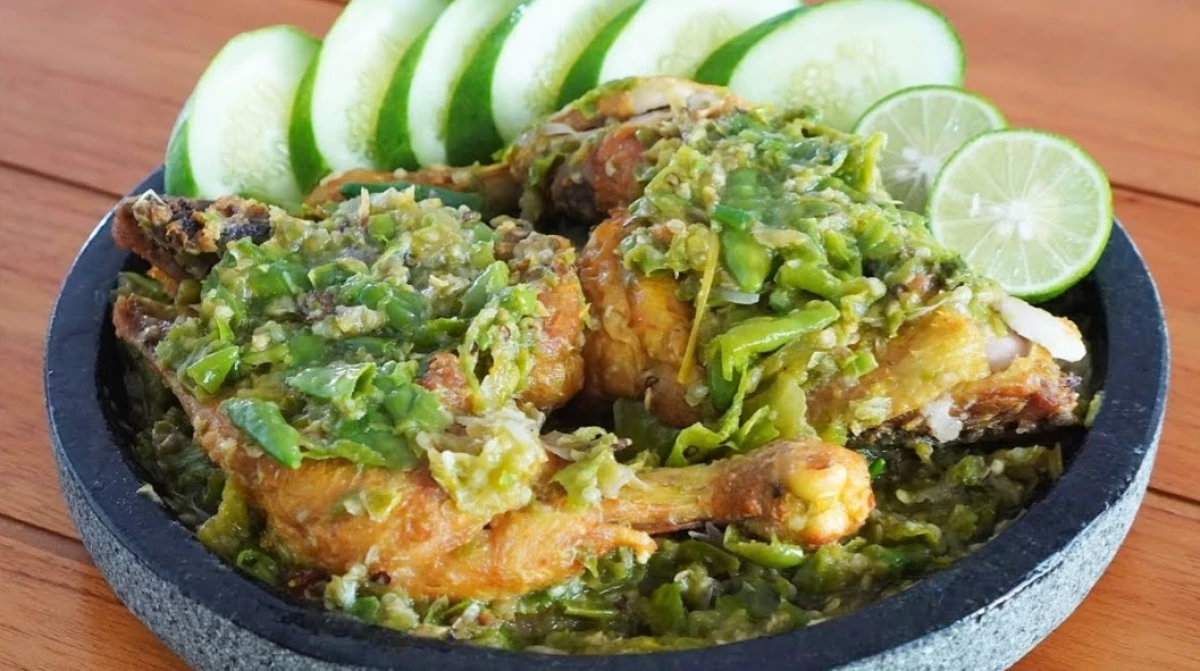 Resep Ayam Penyet Sambal Ijo yang Gurih dan Pedas!