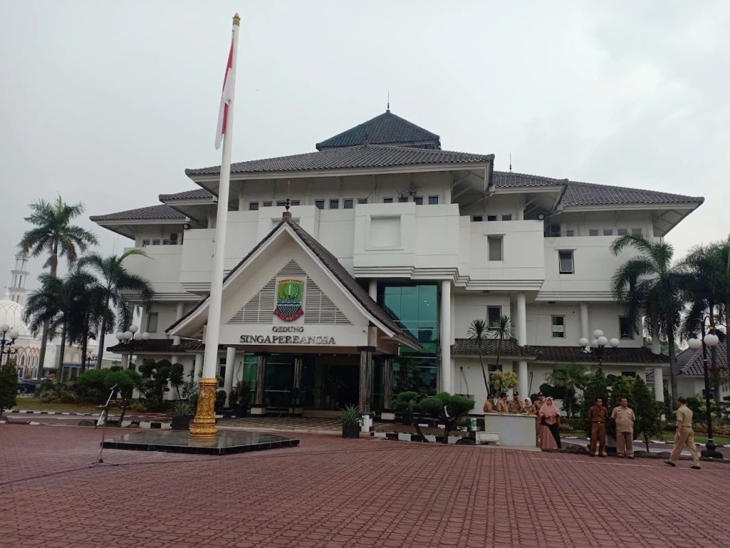 RINGKASAN LAPORAN PENYELENGGARAAN PEMERINTAHAN DAERAH ( LPPD ) PEMERINTAH KABUPATEN KARAWANG TAHUN 2023