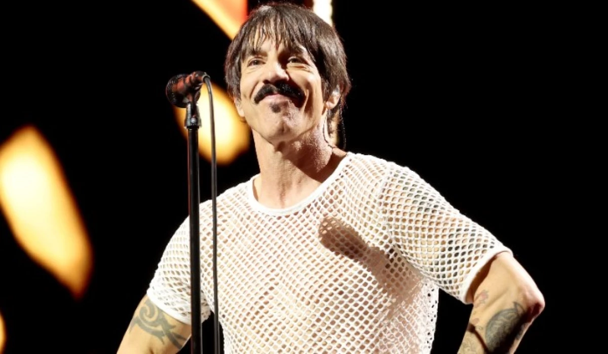 Viral Anthony Kiedis Nongkrong Bareng Suku Mentawai, Serunya!
