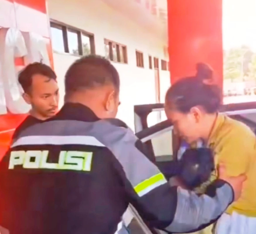 Polisi Evakuasi Bayi Dalam Bus di Tol Cipali Subang