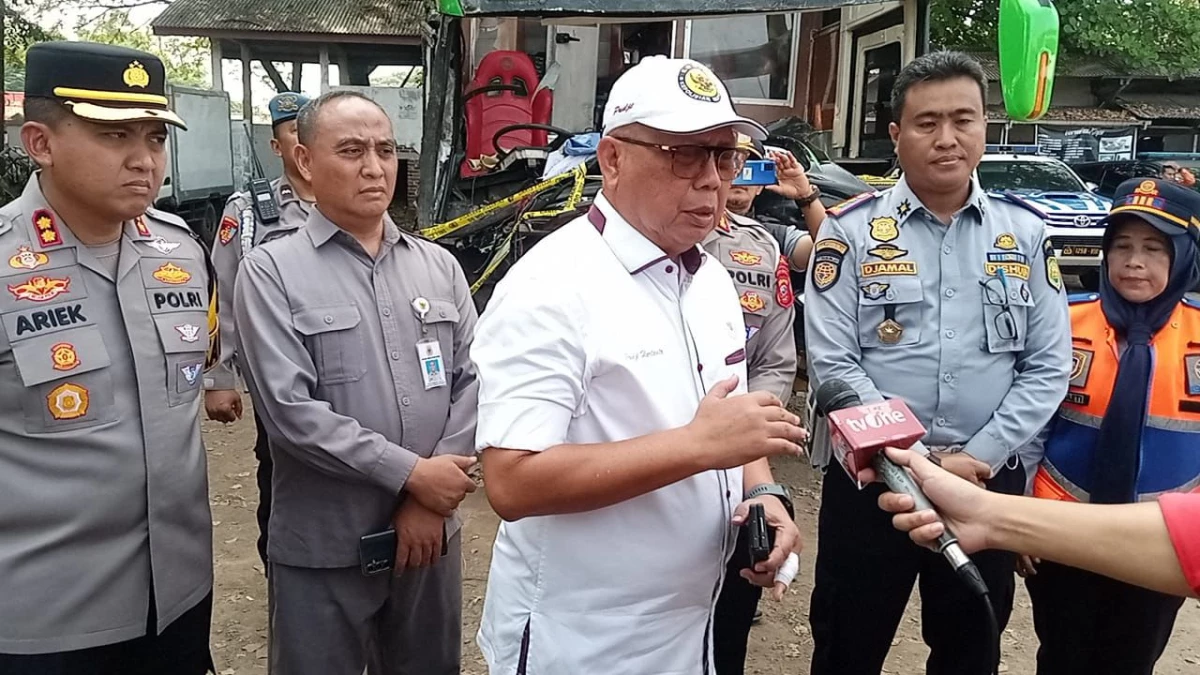 Tinjau Bangkai Bus Kecelakaan Maut di Ciater, Kompolnas: Kendaraan Beda antara Tampilan Luar dan Bagian Dalam
