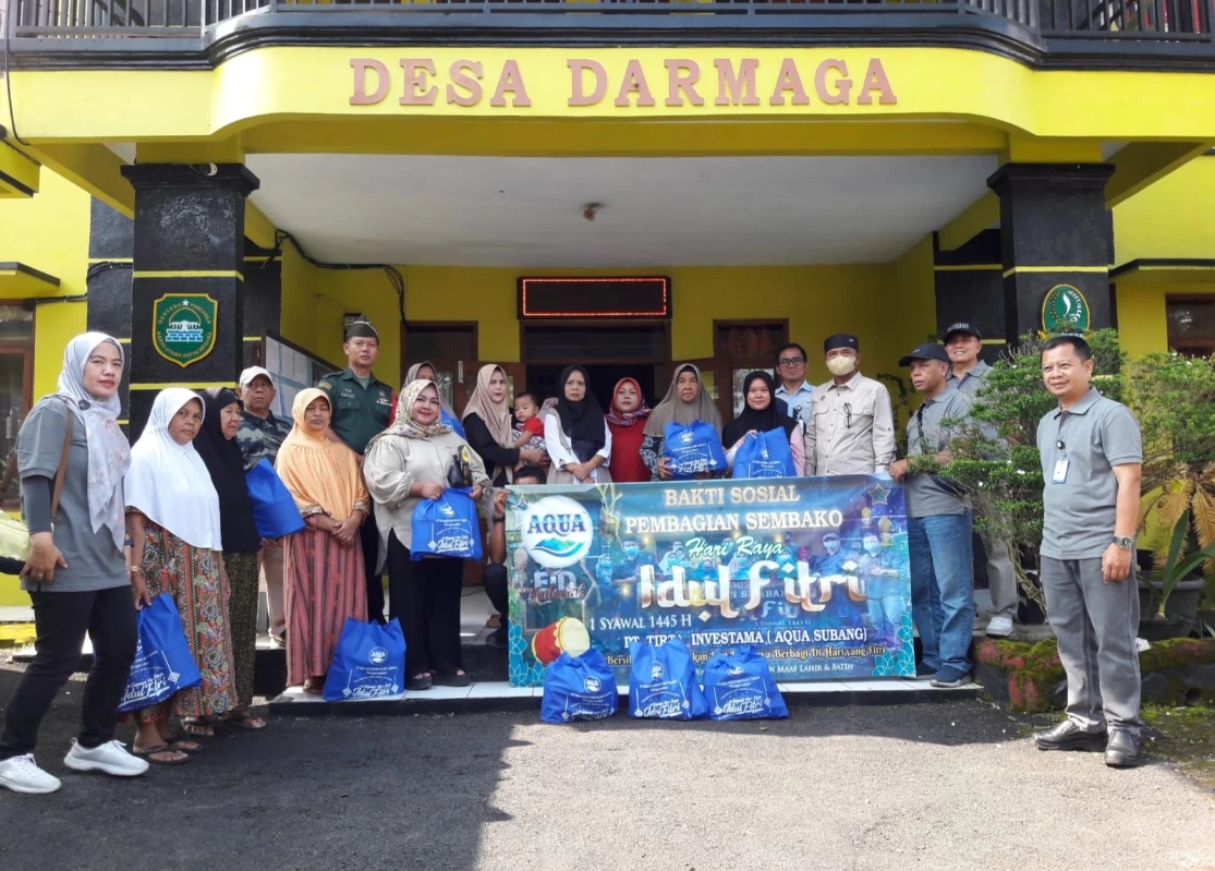 Bagikan 1.000 Paket Sembako, Aqua Subang Didoakan Cepat Pulih