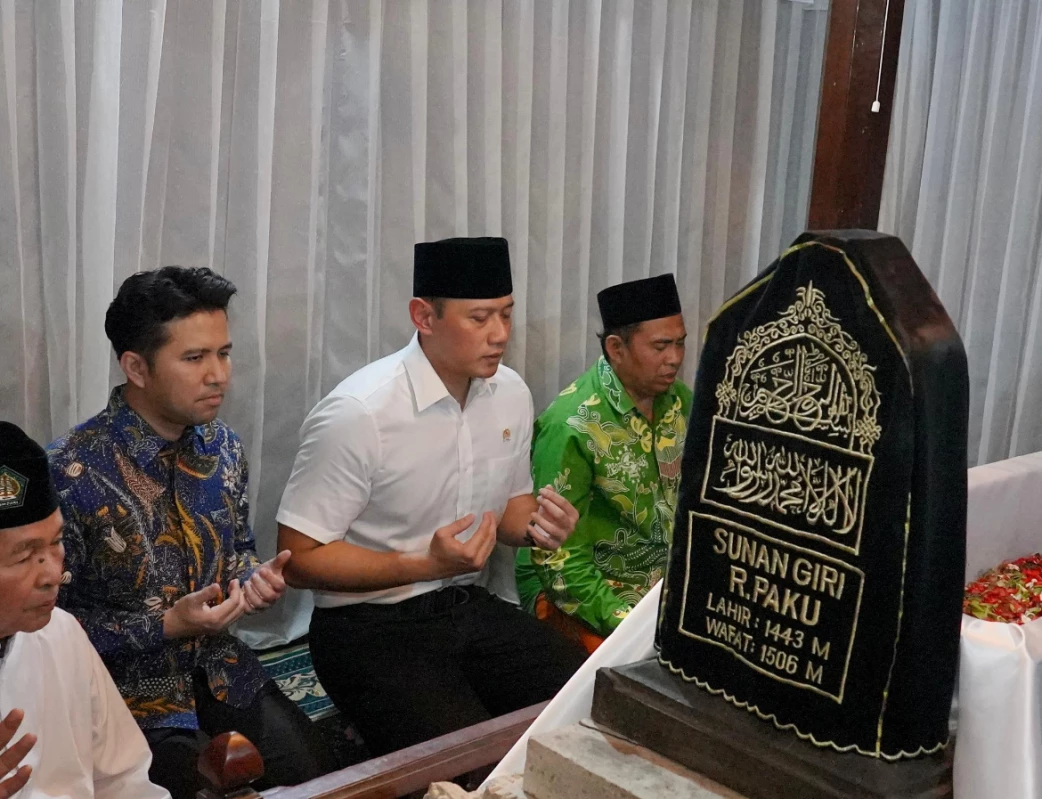 Kunjungi Pemakaman Sunan Giri di Gresik, Menteri AHY: Sertipikat Tanah Wakaf Harus Diprioritaskan dan Disegerakan
