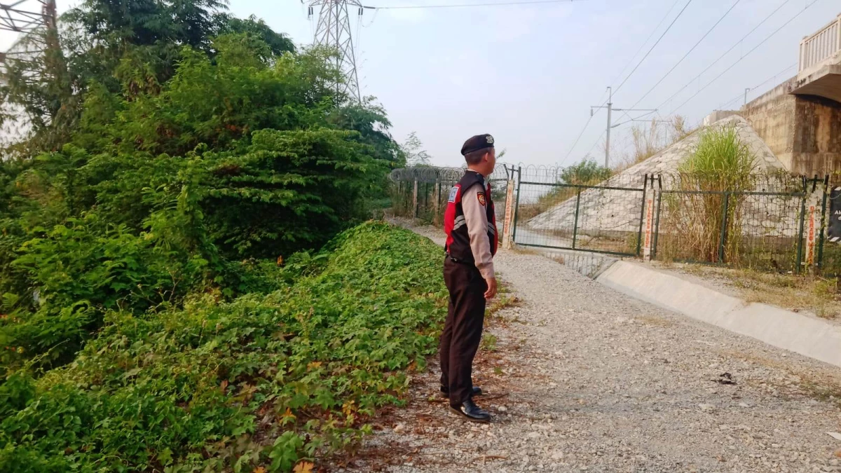 Wapres Melintas Pakai Whoosh, Personel Polres Purwakarta Amankan Jalur Kereta Cepat