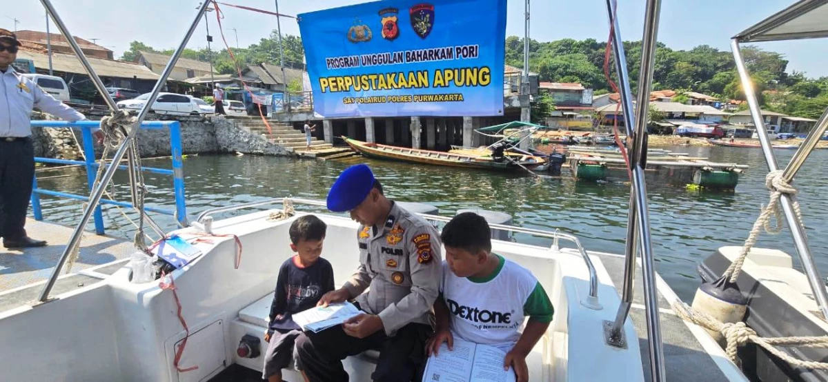 Satpolairud Polres Purwakarta Budayakan Gemar Membaca di Waduk Jatiluhur