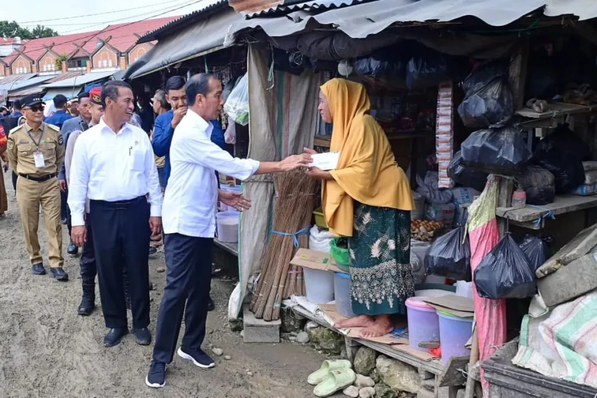 Presiden Jokwi dan Ibu Iriana Cek Harga Bahan Pokok di Pasar Sentral Palakka