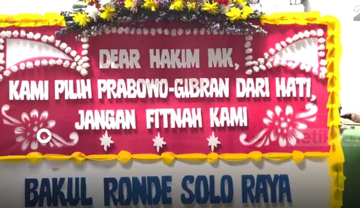 Karangan Bunga Penuhi MK Jelang Pembacaan PHPU Pilpres 2024