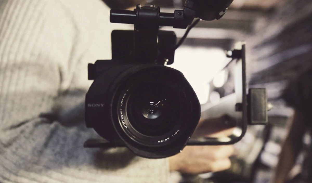 Apa itu Genre Mockumentary yang Diusung Film "Jurnal Risa by Risa Saraswati" dan "The Medium"?