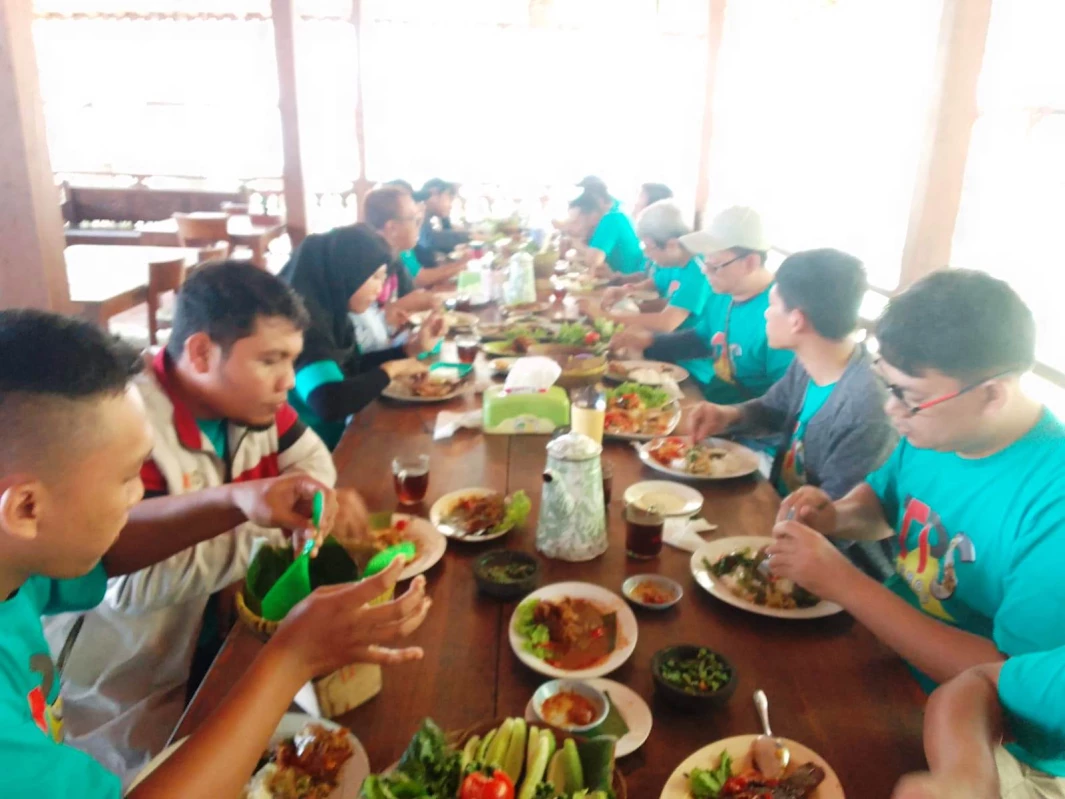 Rumah Makan Saung Pedesaan, Tempat Makan Berkonsep Kearifan Lokal Sunda di Subang