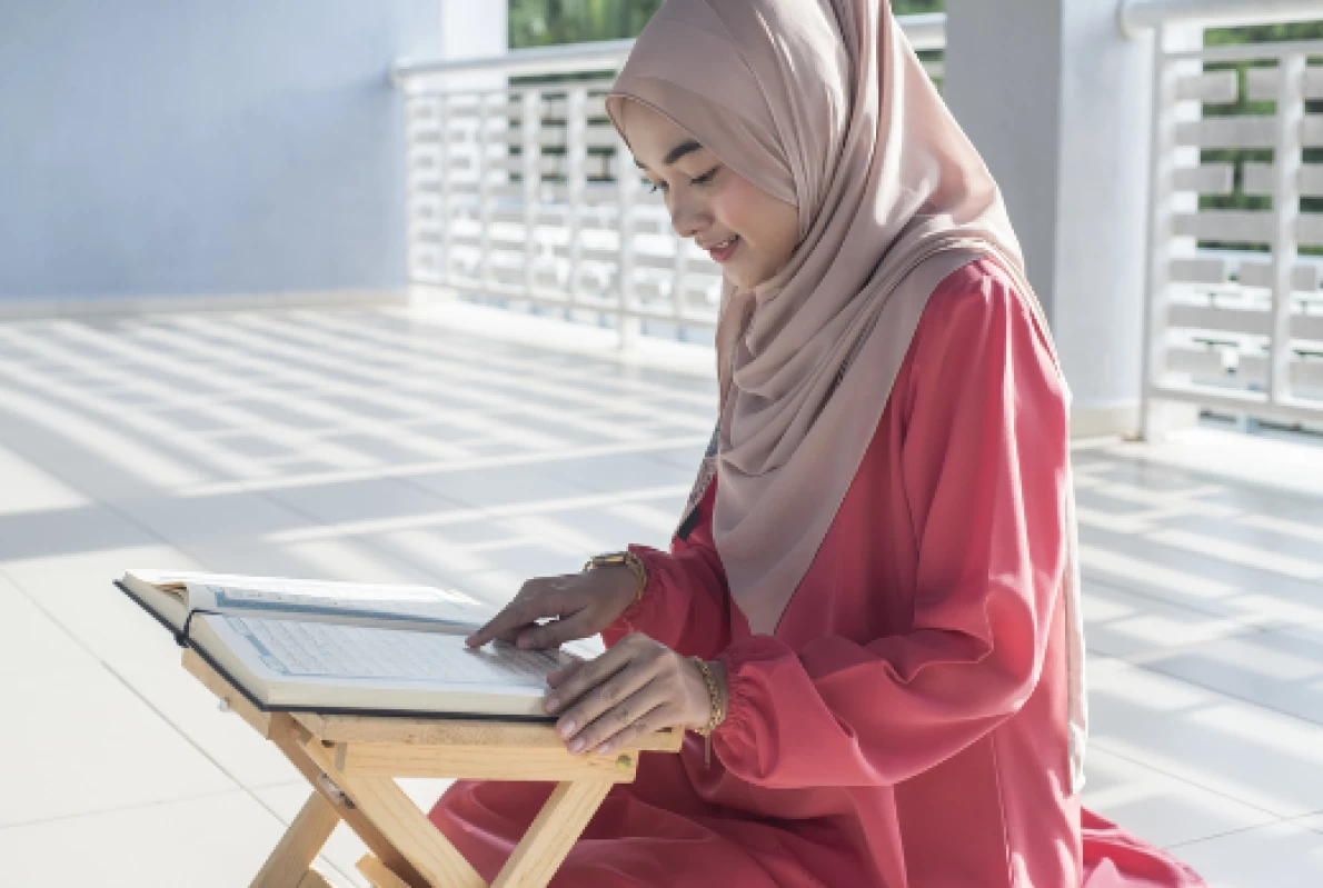 Apa Hukumnya Wanita Haid Membaca Al-Qur'an?