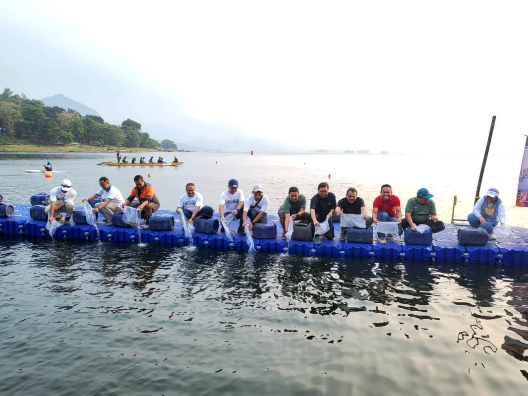 Jasa Tirta II Sambut HUT RI Ke-79 RI, Tebar Benih Ikan di Waduk Jatiluhur