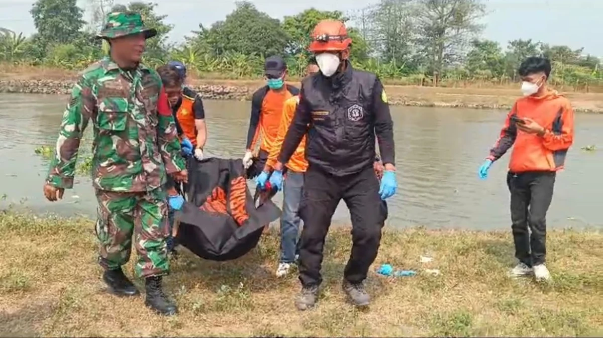 Mayat Pria Mengenakan Kaos Pendek Mengambang di Sungai Tarum Timur