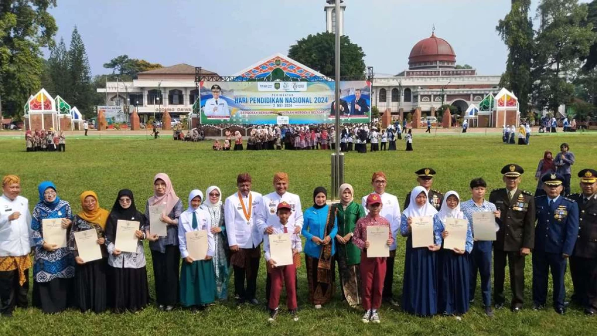 Dalam Peringatan Hardiknas di Subang, Guru dan Siswa Terima Penghargaan