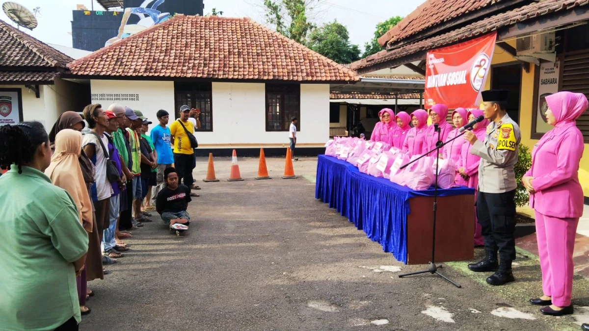 Polsek Pagaden Berbagi Jelang Hari Bhayangkara