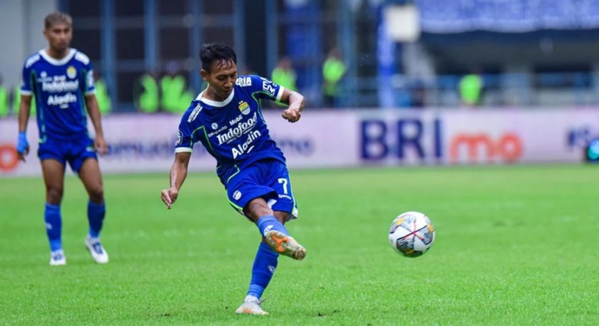 Robi Darwis Tampil Memukau di Posisi Bek Kanan Persib, Bojan Hodak Puas dan Siap Genjot Fisik Pemain