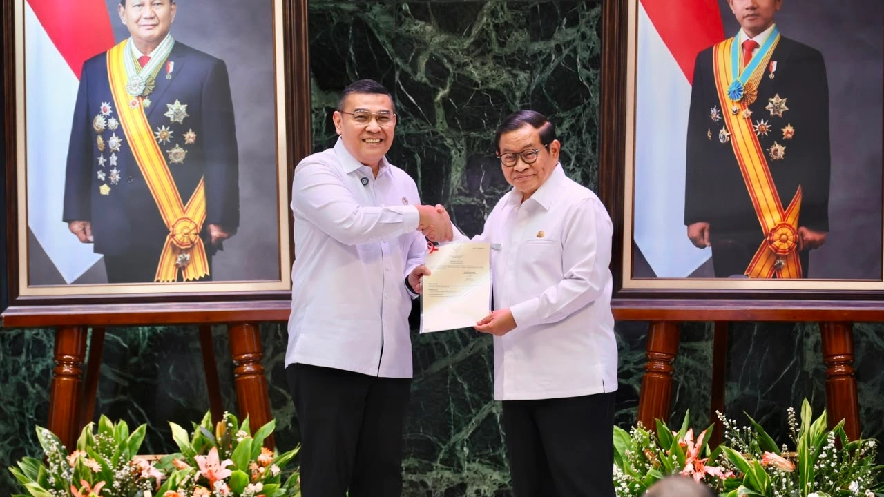 Hari Ulang Tahun ke-499 Provinsi DKI Jakarta, Wamen Ossy Serahkan 499 Sertipikat ke Gubernur Pramono Anung