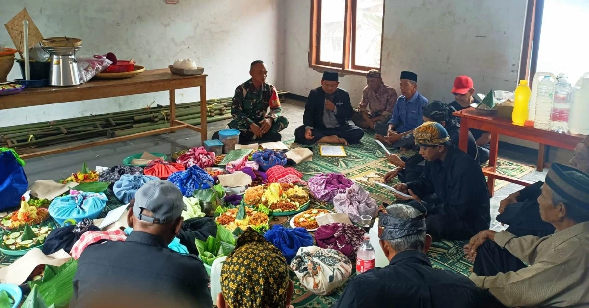 Babinsa dan Warga Ciledug Bersatu dalam Ruwatan Bumi
