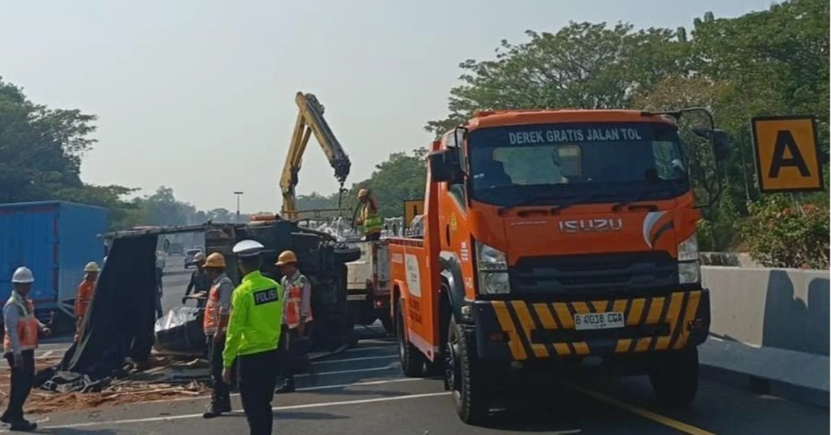 Supir Ngantuk, Dua Truk di Tol Cipali KM 94 Arah Cirebon Kecelakaan