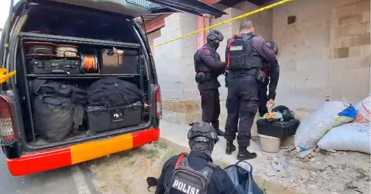 Satreskrim Polres Purwakarta dan Tim Jibom Gegana Polda Jabar Olah TKP di Lokasi Ledakan di Toko Bangunan Wanayasa