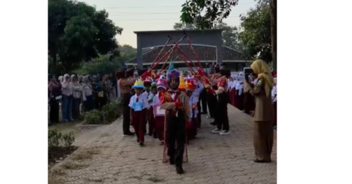 Regu Pramuka Sambut Murid Baru SDN Pangsor
