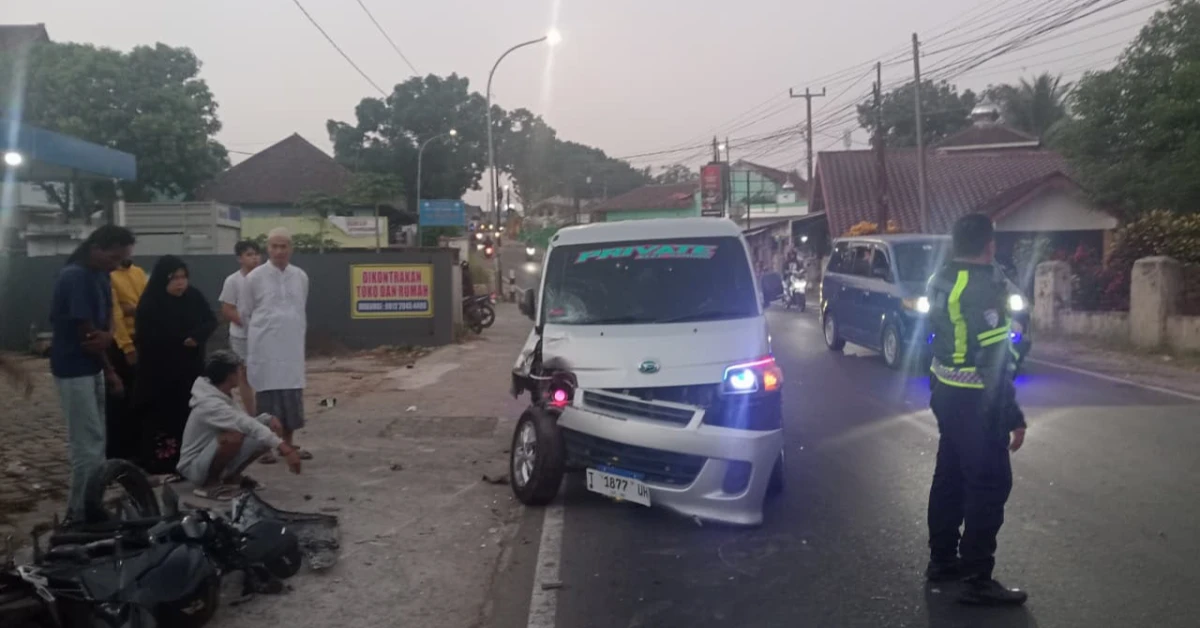 Mobil Grand Max Pengangkut Pekerja Pabrik di Subang Tabrak Sepeda Motor di Cijambe