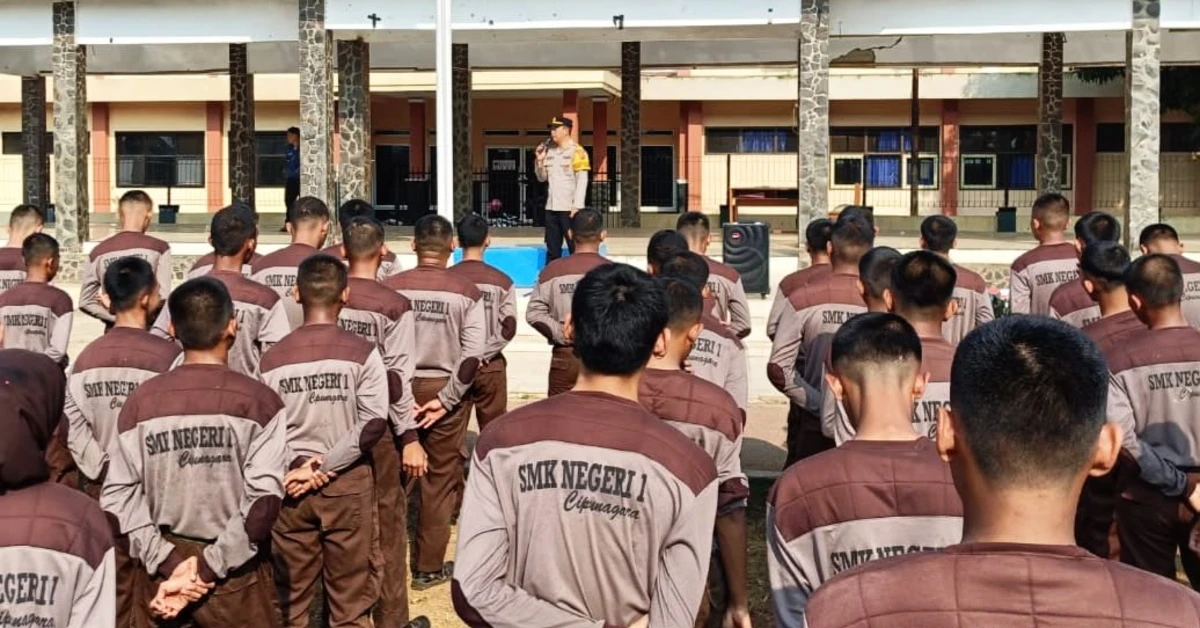 Kapolsek Pagaden Bekali Disiplin dan Kesadaran Hukum Siswa SMKN 1 Cipunagara