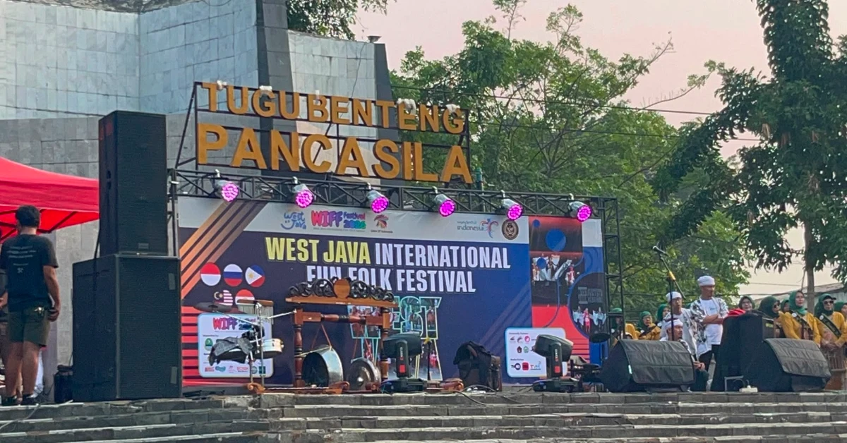 Tugu Benteng Pancasila Subang Mendunia! West Java International Fun Folk Festival