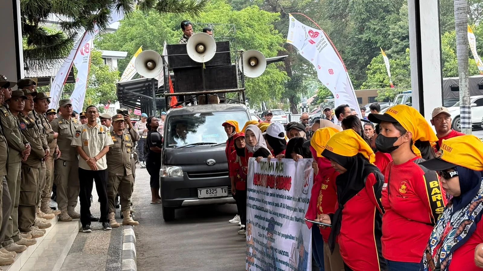 Aliansi Buruh Subang Unjuk Rasa di Depan Kantor DPRD, Desak RUU hingga Perda Ketenagakerjaan Pro Buruh