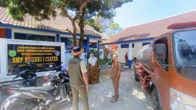 Alami Krisis Air Selama Satu Bulan, BPBD Subang Salurkan Air Bersih ke SMPN 1 Ciater