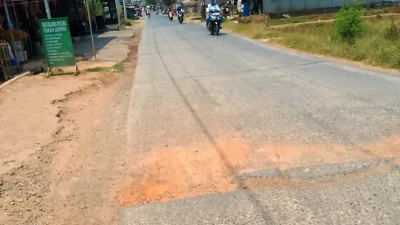 Rusak Berlubang Bahayakan Keselamatan Pengendara, Dinas PUPR Didesak Perbaiki Jalan Cipungara - Haurgeulis