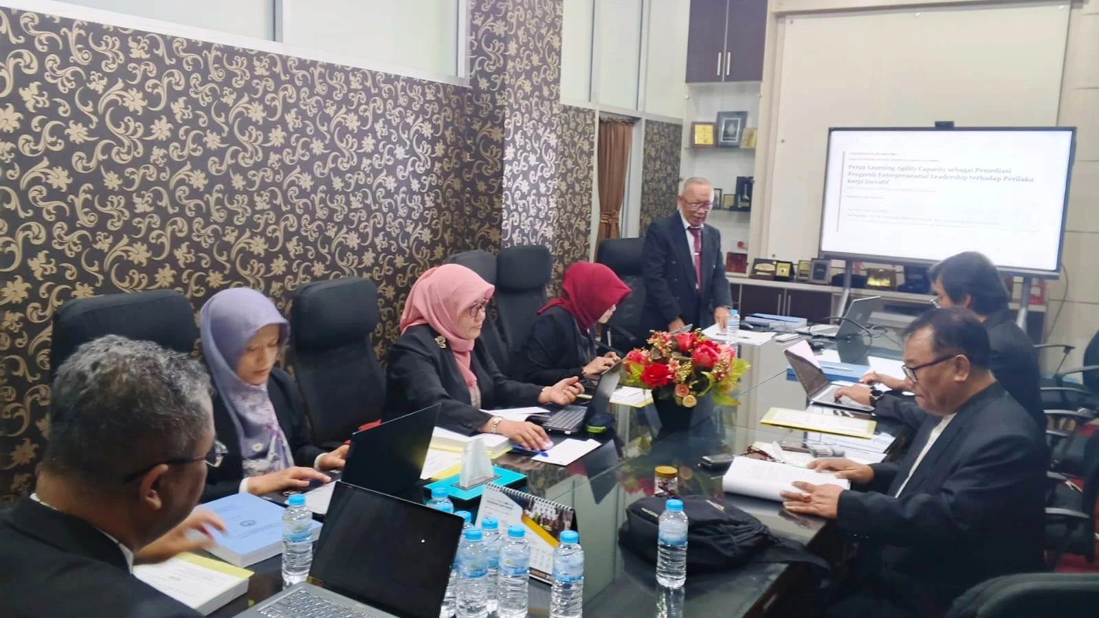 Ketua STIE Wikara Duki Adam Raih Gelar Doktor di Usia 73 Tahun