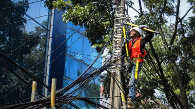 Kabel Udara di 63 Ruas Jalan Kota Bandung Sudah Diturunkan
