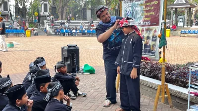 Anak-anak di Purwakarta Dikenalkan Iket Sunda