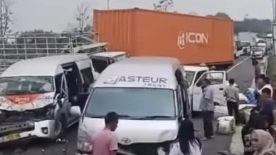 Kecelakaan Tol Cipularang! Arus Melambat, Truk Trailer Diduga Tak Bisa Berhenti hingga Tabrak 15 Kendaraan