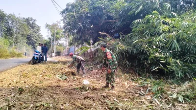 Jelang Musim Hujan, Babinsa dan Warga Cibogo Subang Bersihkan Jalan Sukamulya