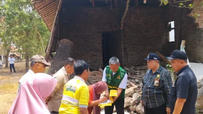 Hidup Sebatang Kara di Rumah Tak Layak Huni, Mak Turci Terima Bantuan Rutilahu BAZNAS Subang