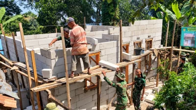 Emak Ruhimah dan Abah Casmita Terima Bantuan Rutilahu TMMD