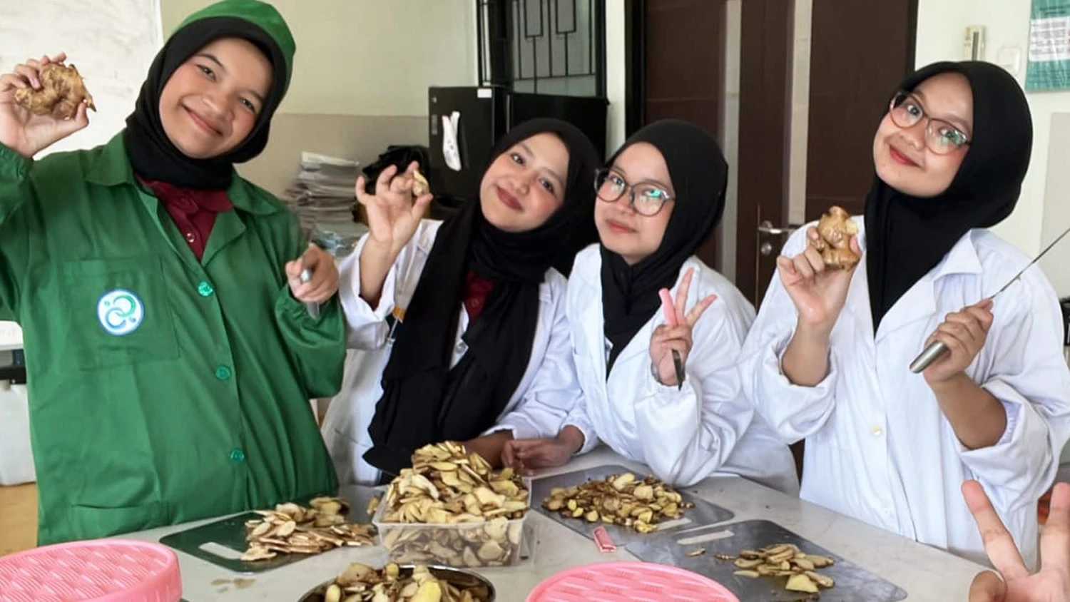 Mahasiswi POLSUB Ciptakan Plester Pereda Nyeri Haid dari Limbah Daun Nanas dan Jahe