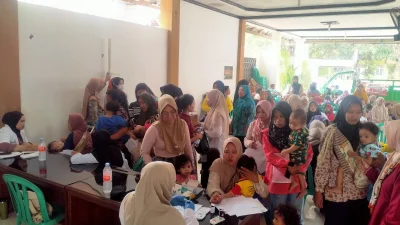 Cegah Stunting, Bidan Desa bersama kader Posyandu Wancimekar Laksanakan Screening