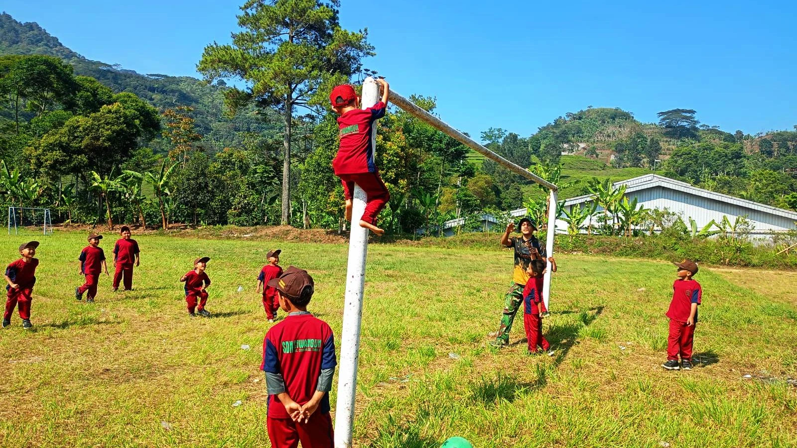 Manfaatkan Waktu Istirahat, Satgas TMMD ke-130 Kodim 0605/Subang Bermain Bola Bersama Siswa SDN Bukanagara