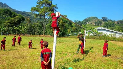 Manfaatkan Waktu Istirahat, Satgas TMMD ke-130 Kodim 0605/Subang Bermain Bola Bersama Siswa SDN Bukanagara